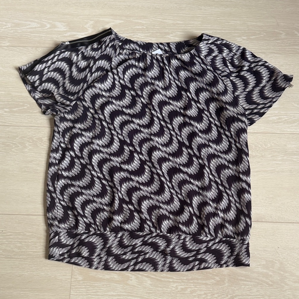 ✨ Calvin Klein Purple Wave Pattern Blouse